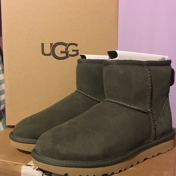 New UGG Classic mini boot - Picture 6 of 8